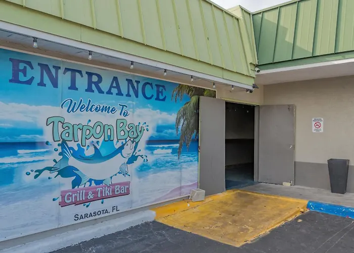 All-New Waterfront With Balcony,Pool,Tiki Bar,Gym