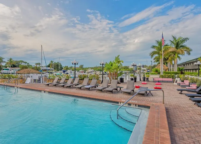 All-New Waterfront With Balcony,Pool,Tiki Bar,Gym