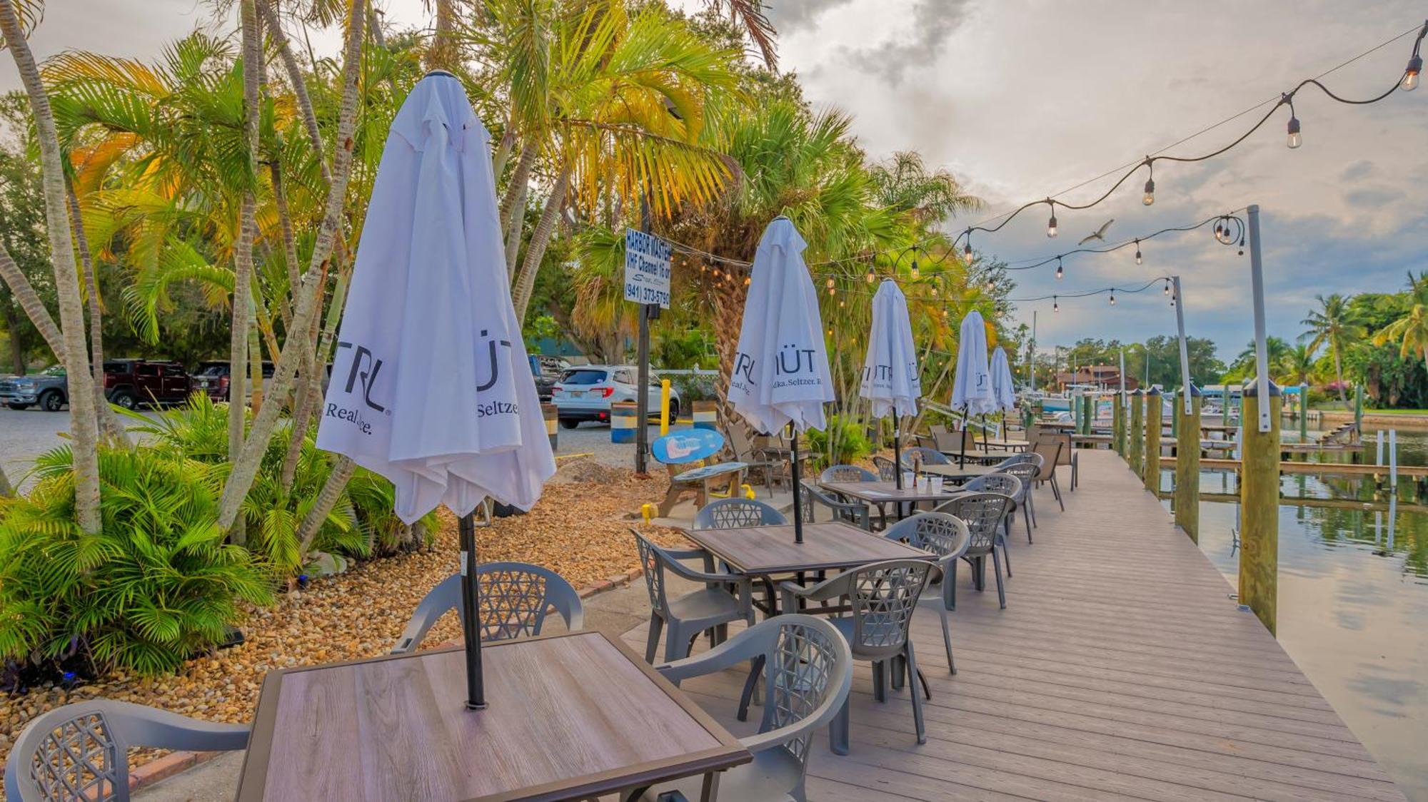 All-new Waterfront With Balcony,pool,tiki Bar,gym Appartement