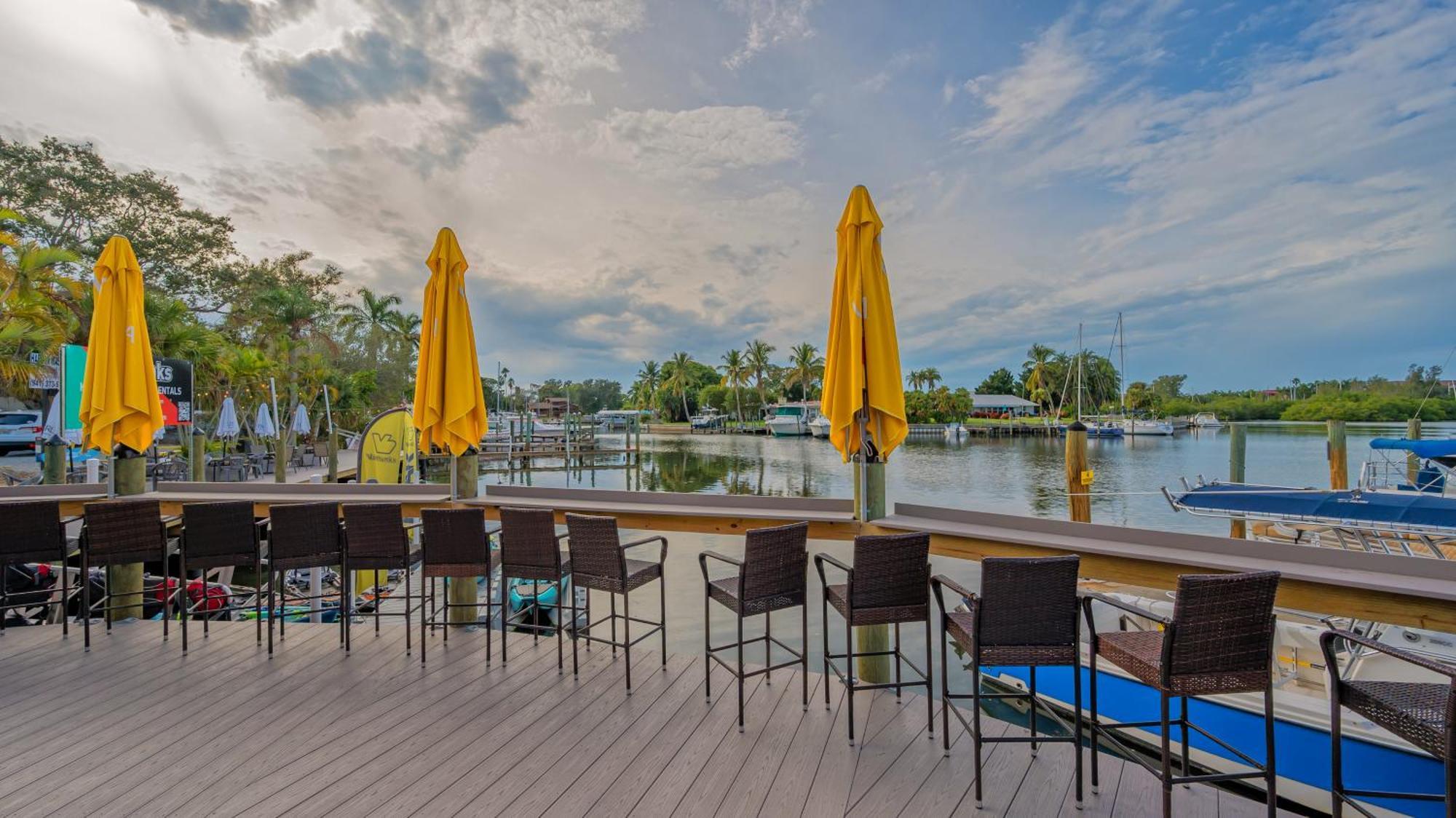 All-new Waterfront With Balcony,pool,tiki Bar,gym Appartement Sarasota