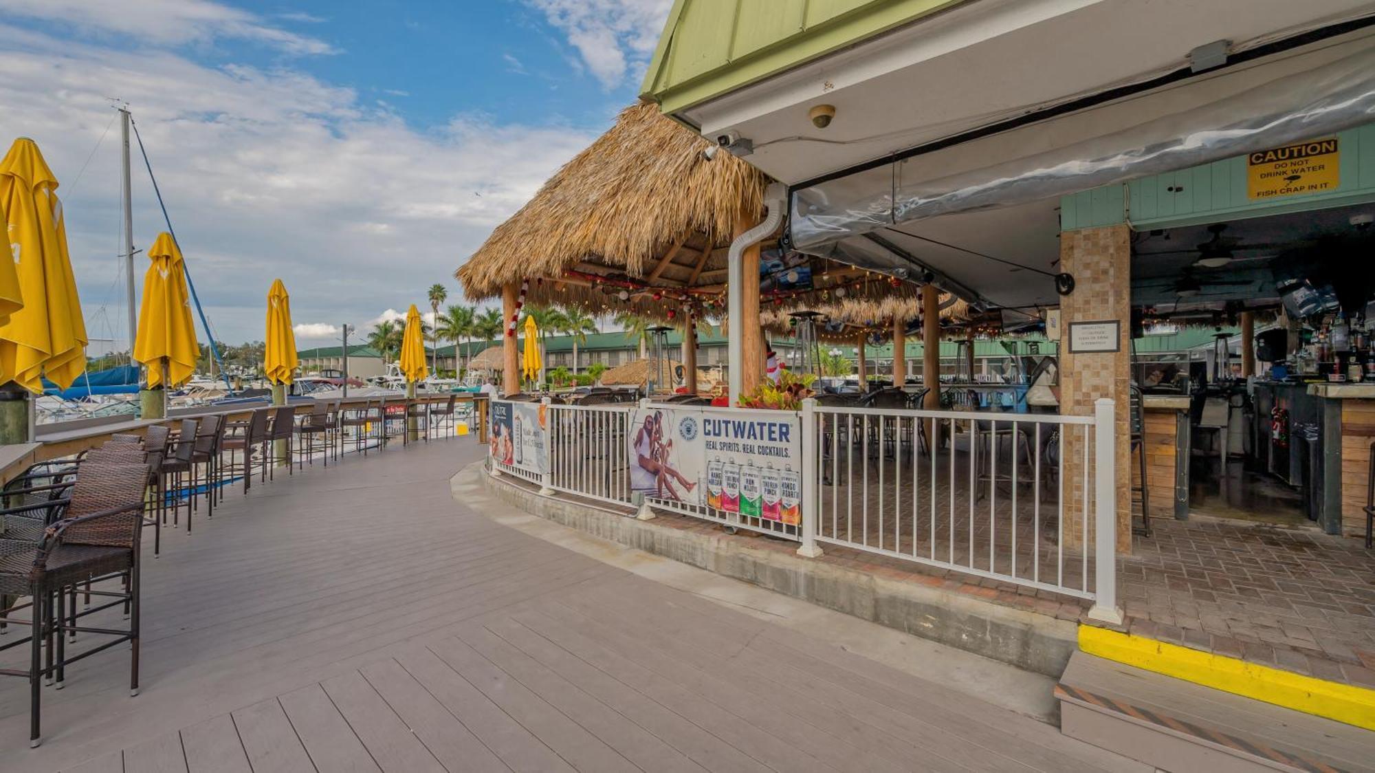 All-new Waterfront With Balcony,pool,tiki Bar,gym Appartement Sarasota
