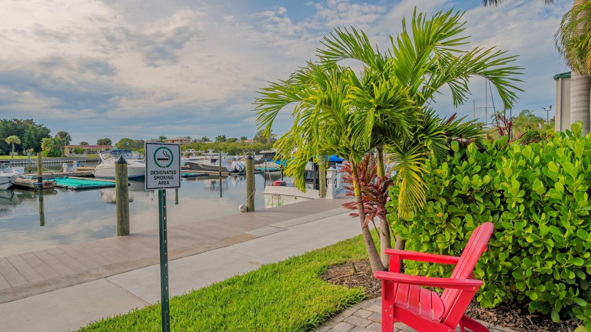 All-new Waterfront With Balcony,pool,tiki Bar,gym Appartement