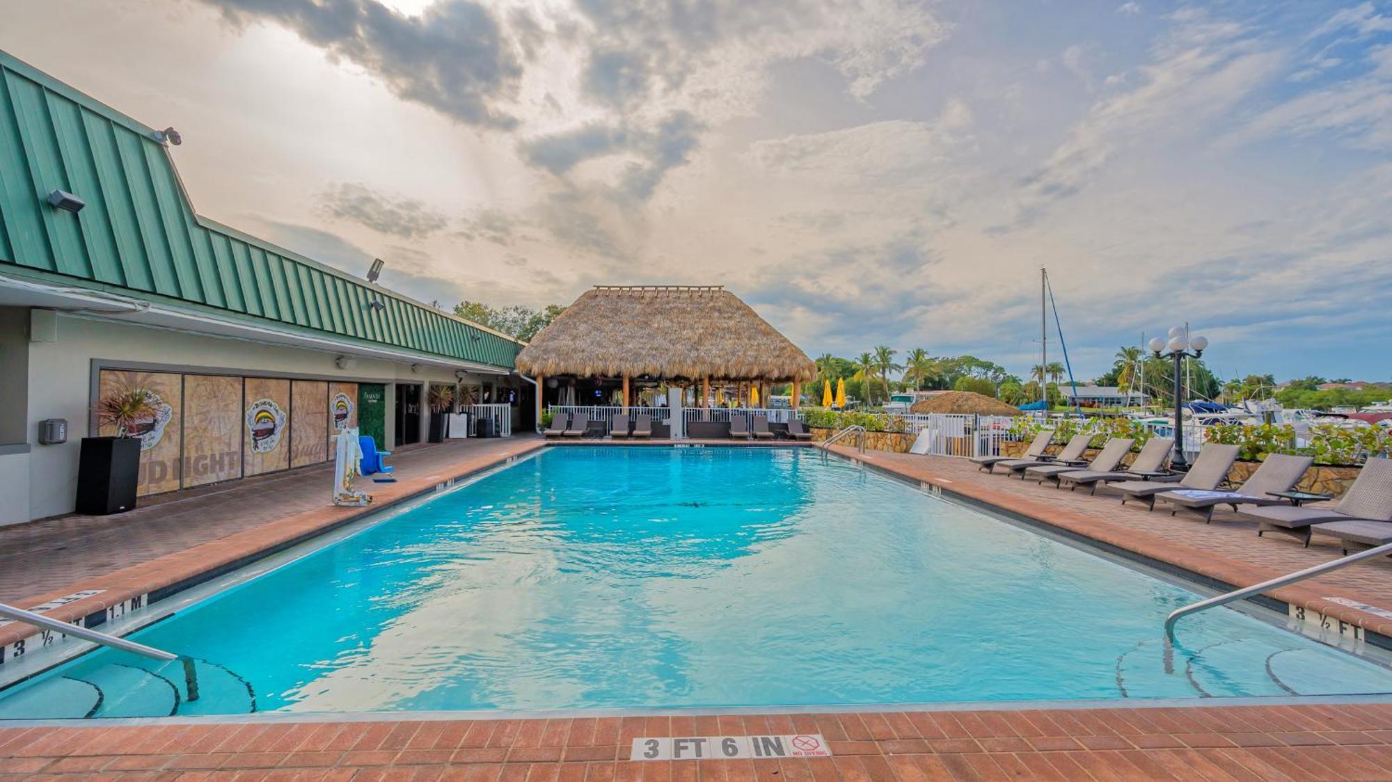 All-new Waterfront With Balcony,pool,tiki Bar,gym Appartement *