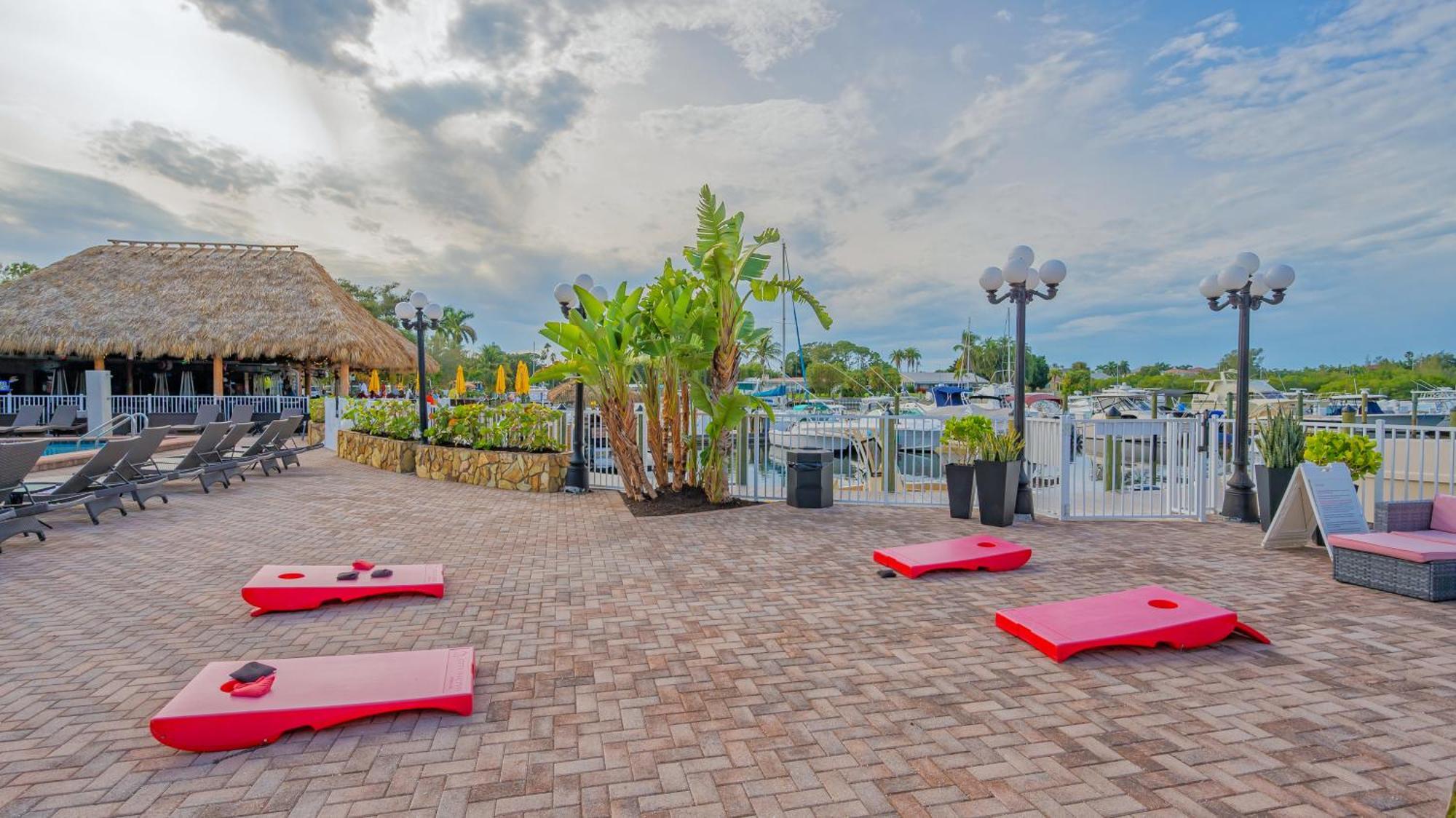 All-new Waterfront With Balcony,pool,tiki Bar,gym Appartement Sarasota