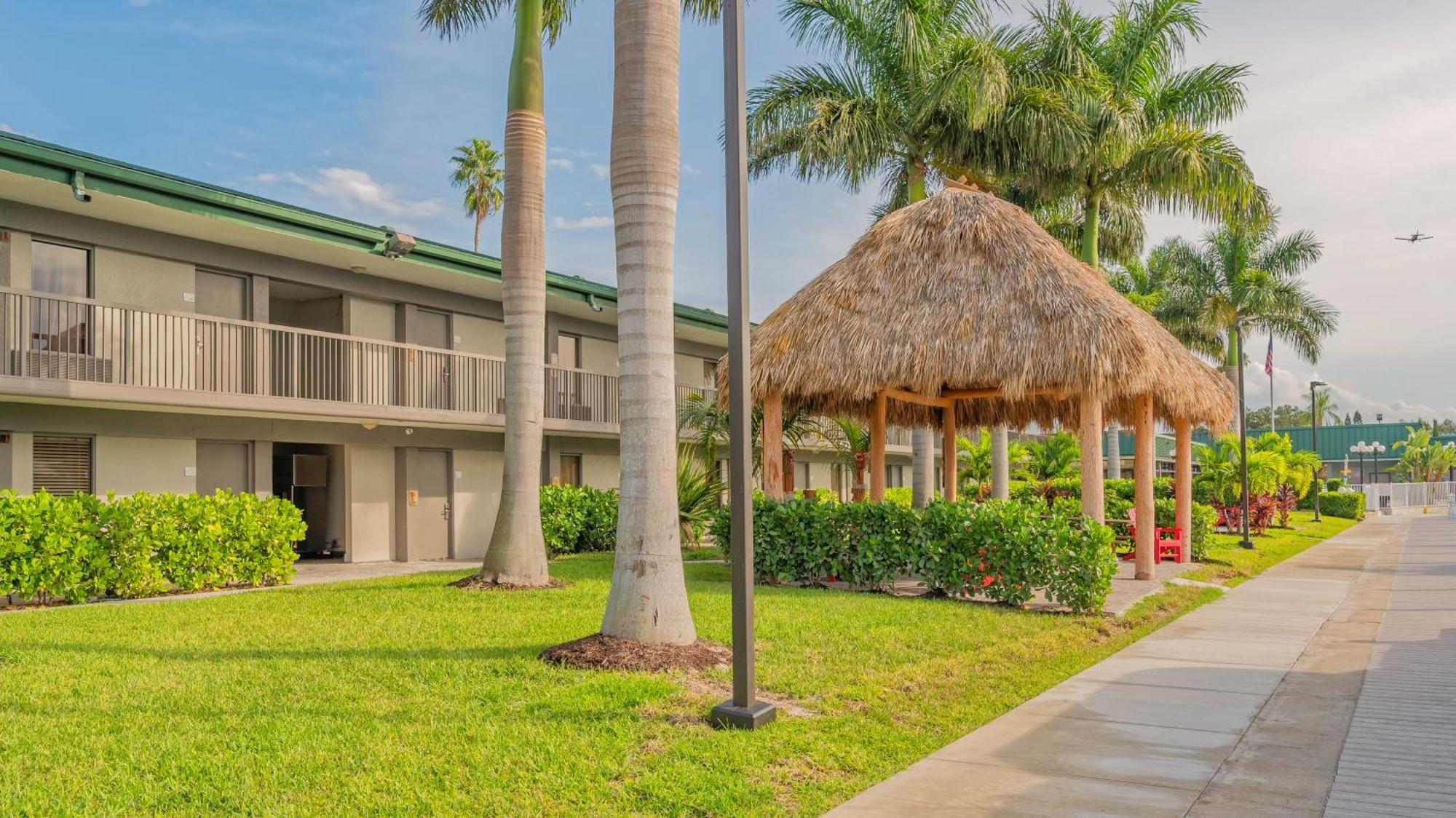 All-new Waterfront With Balcony,pool,tiki Bar,gym * Sarasota