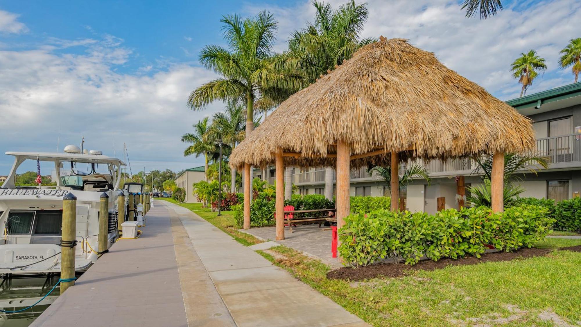 All-new Waterfront With Balcony,pool,tiki Bar,gym Appartement