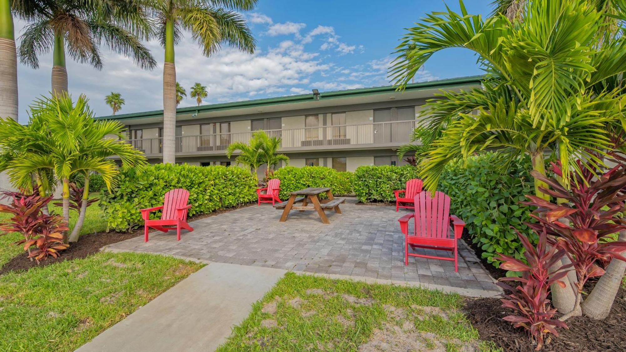 All-new Waterfront With Balcony,pool,tiki Bar,gym Appartement