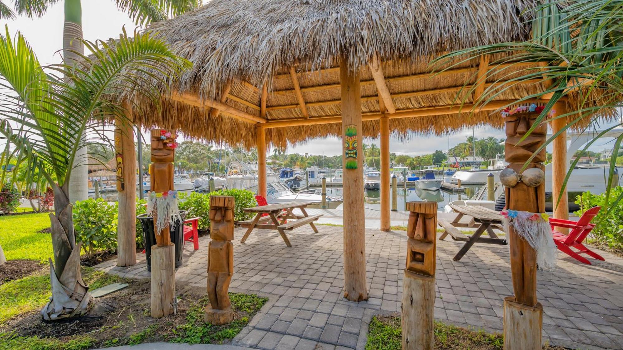 All-new Waterfront With Balcony,pool,tiki Bar,gym Appartement Sarasota
