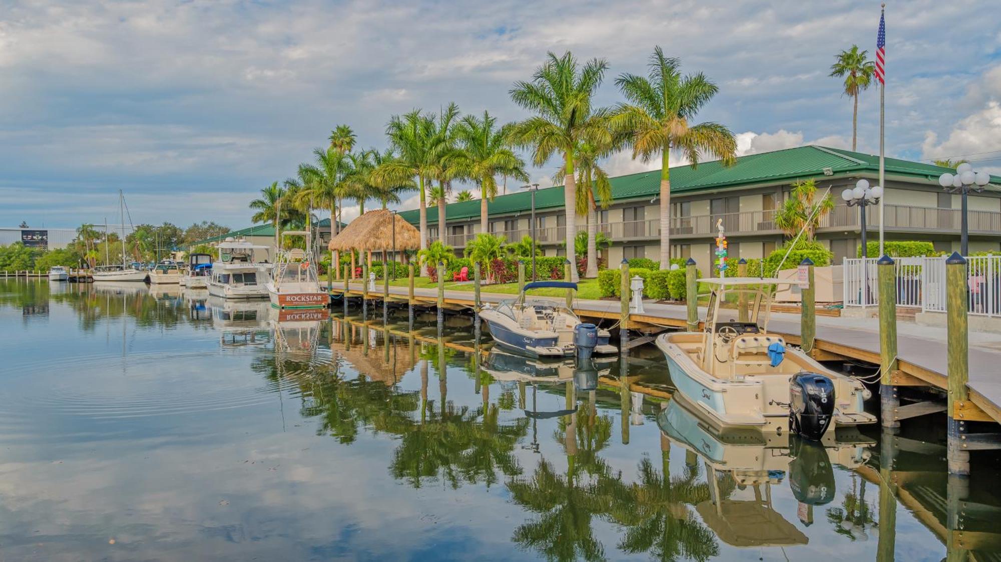All-new Waterfront With Balcony,pool,tiki Bar,gym Appartement *