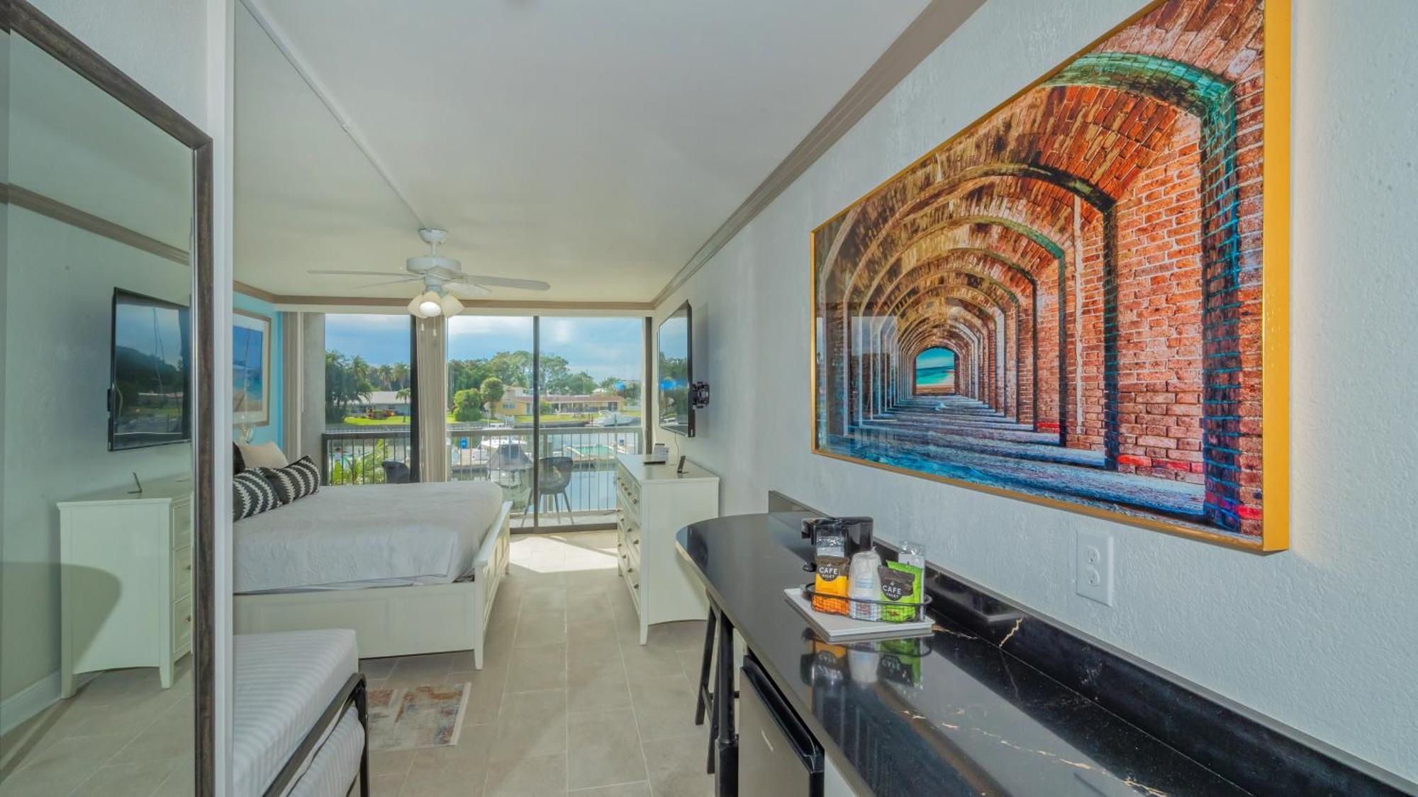 All-new Waterfront With Balcony,pool,tiki Bar,gym Appartement