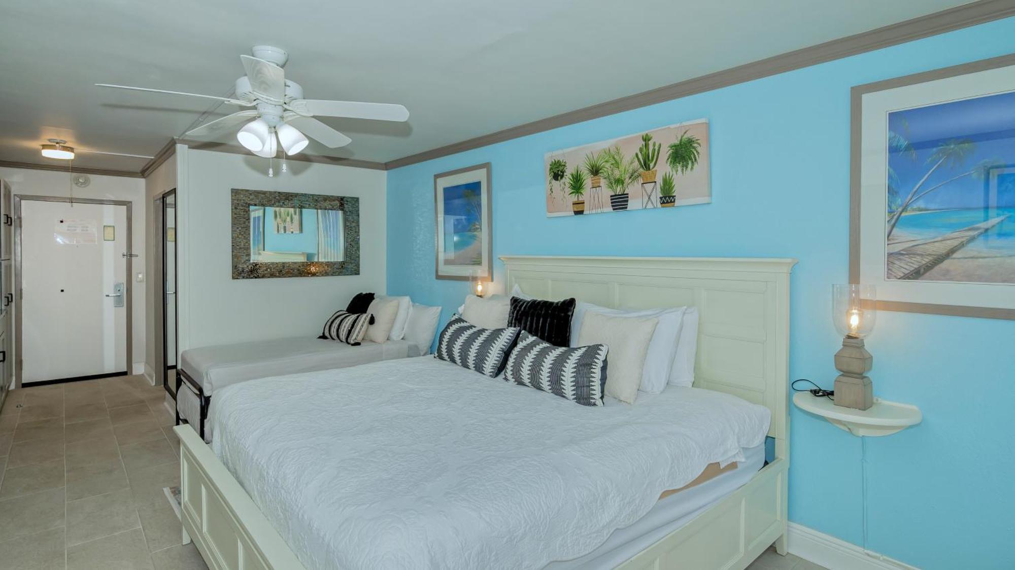 Apartment All-new Waterfront With Balcony,pool,tiki Bar,gym